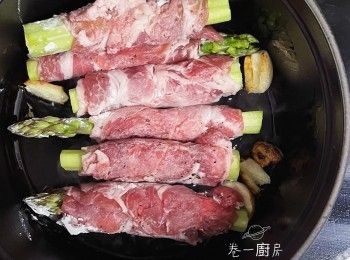 step4: 熱鍋倒入適量油，把豚肉卷每面略煎。