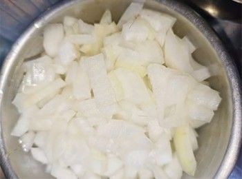 step1: 洋蔥切小塊
