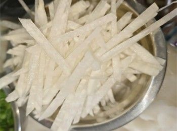 step6: 沙葛去皮切絲