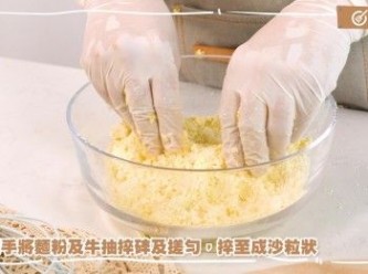 step3: 放入牛油粒，用手將麵粉及牛抽捽碎及搓勻，捽至成沙粒狀
Add the butter cubes and use your hands to crumble and rub the flour and butter together until it resembles coarse crumbs.