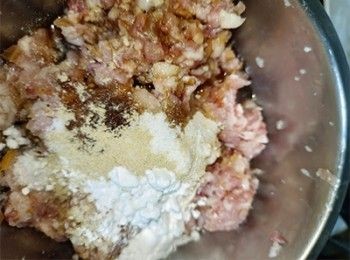 step4: 加入<span class="group_2">調味料</span>拌勻，醃30分鐘