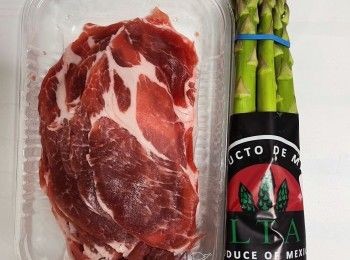 step1: 材料（1-2人份）
鮮豚肉片 300g 約12塊
蘆筍 6條