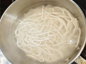 step12: 煲滾水把台灣麵燙熟
