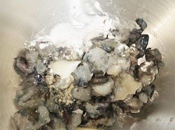 step12: [蝦餃餡] 加入肥肉、鹽、生粉、胡椒粉慢速打至起膠