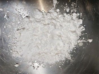 step4: <span class="group_1">蝦餃皮</span> 生粉B倒在案板上