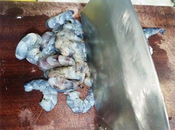 step10: [蝦餃餡] 用刀背閘碎