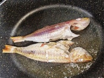 step1: 紅衫魚洗淨抹乾下鑊煎香