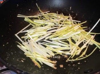 step8: 鑊不用清洗，燒熱加油，加入韮黃炒軟。