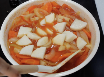step3: 加薯仔，炒匀，加熱水，蓋蓋中火煮滾，轉小火，煮15分鐘；加鮮淮山，，煮5分鐘，加少許鹽調味即可