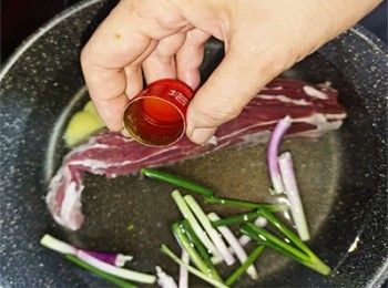 step2: 加入花雕酒滾起煮3分鐘