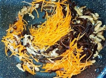 step8: 加入木耳、冬菇、甘筍炒熟