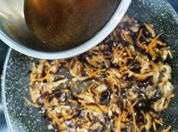 step10: 加適量浸冬菇水