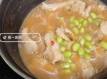 step4: 倒入適量減鹽豉油或減鹽蠔油（上色），倒入半罐啤酒，繼續以中火併炒至汁水有起泡泡，熄火。最後倒入已泡熟的毛豆及已切粒的小辣椒，拌勻～完成～