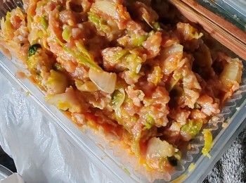 step2: 將所有1/備好的材料混合起來，打入全蛋混好至菜肉黏合好后最后才拌入蟹羔醬（加蛋液的作用是令餡料黏合好些外還可以有鎖住肉汁的作用)