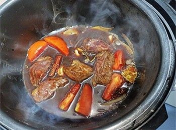 step9: 轉入壓力煲中加入清水燜15分鐘