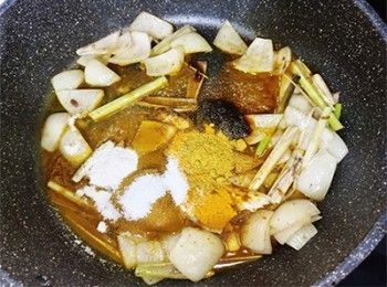 step9: 加入<span class="group_2">調味料</span>炒香煮滾