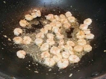 step7: 燒熱鑊，加油，加入蝦仁炒至開始變色，隔水。
蝦汁放入蛋液內。