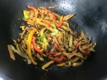 step10: 加入彩椒炒勻。