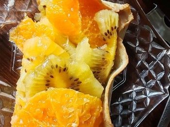 step7: 最后在水果面上掃上一層蜜糖便可切成兩件上碟享用