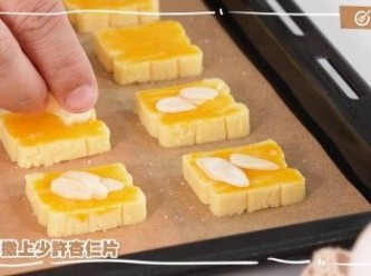 step21: 再撒上少許砂糖及杏仁片
Sprinkle with a little sugar and almond slices.