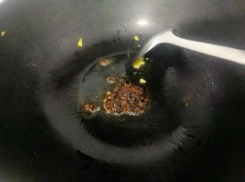 step8: 燒熱鑊，加油，加入蒜蓉豆豉醬爆香。