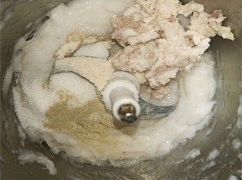 step7: 加入肥肉碎及<span class="group_2">調味料</span>打勻