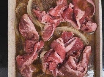 step1: 熱鍋落適量嘅油，洋蔥下鍋炒至軟身