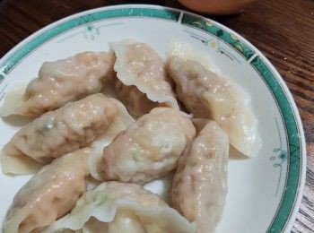 step7: 燒開鍋的熱水便可放餃子去煮，煮至浮起來后每次添少許生水續煮（重複此步驟加三次便可勺上）