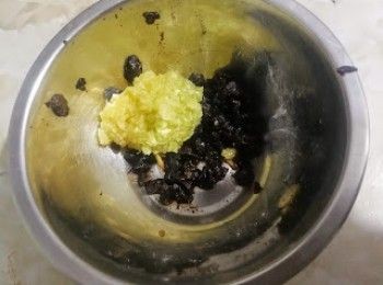 step5: 豆豉加入蒜蓉。