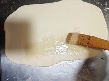 step8: 白麵皮掃上蜜糖水