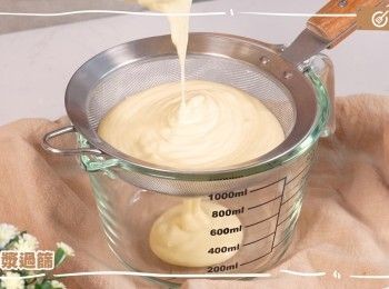 step10: 粉漿過篩
Pass the batter through a sieve.