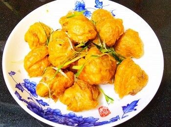 step9: 1 - 用氣炸鍋 200 度 , 烤焗 12-14 分鐘 
2 - 用光波爐 240 度 , 烤焗 10 分鐘 

取出放上少許蔥花 , 脆卜卜豬肉麵筋, 點上酸酸甜甜醬汁食 , 完成 .