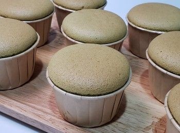 step1: 蛋糕糊：
蛋黃加入少許糖拌勻（取打蛋白霜的糖部份）
加入水拌勻
加入植物油拌勻
再加入低筋粉，斑蘭粉
徹底拌勻成 蛋糕糊