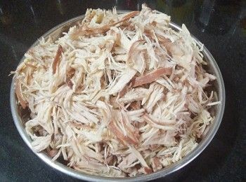 step2: 將煲完湯瘦肉 , <a href="https://bit.ly/3EZL8dD" target="_blank" data-keyword="雞胸" class="guide-link"><strong>雞胸</strong></a> <span style="display:inline-block;vertical-align:middle;margin-top:-3px;color:initial;border-radius:3px;padding:2px 3px;font-size:12px;line-height:14px;background:#87d300;color:#fff;">即買</span> 肉拆成絲