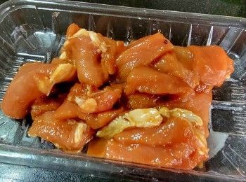 step6: 將豬扒用刀身拍打數次 , 另肉質鬆軟 , 再切成件倒入醃汁 , 醃15分鐘 .