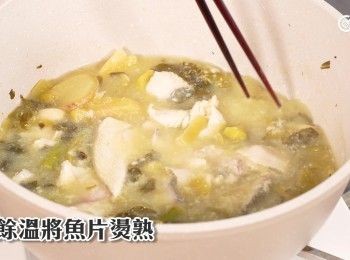 step24: 用餘溫將魚片燙熟
Use the residual heat to cook the fish slices.