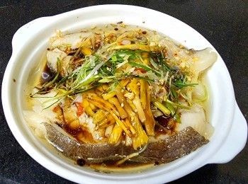 step12: 水滾大火放入蒸爐 , 蒸 3 分鐘後 , 熄火焗 3 分鐘 .
將比目魚取出倒去水份 , 面放上蔥花 . 
燒紅油鑊後轉細火放入蒜頭 , 乾蔥開始轉金黃色後淋上面 , 完成 .