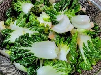 step4: 白菜清洗後可摘開或切開 .