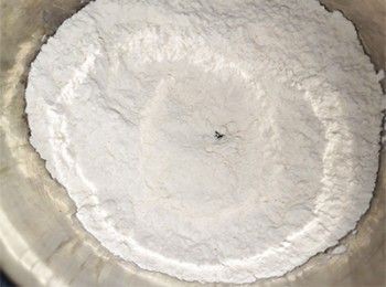 step2: 面粉及鹽拌勻