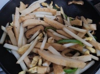 step1: 先將所有材料切好，花生芽用手逐條擇去花生衣及內的嫩葉芽不要切成兩段，根位切走備用