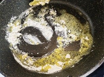 step2: 加入麵粉拌勻
