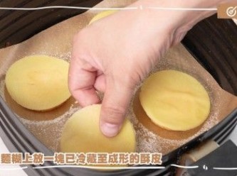 step19: 在麵糊上放一塊已冷藏至成形的酥皮