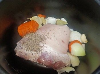 step3: 材料及<span class="group_2">香料</span>放入壓力煲中