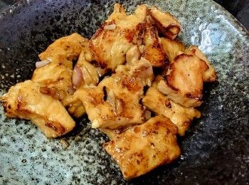 step11: 燒紅油鑊放入豬扒 , 用中火煎封至金黃色上碟 .