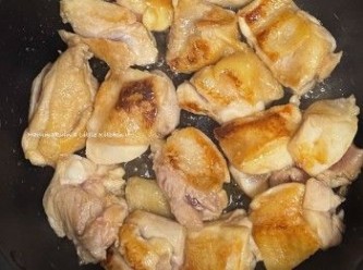 step2: 熱鍋放適量油，雞件下鍋，雞皮向下煎至略金黃。反轉煎雞肉。