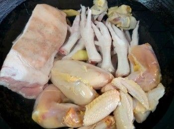 step12: 將腩肉 , <a href="https://bit.ly/3kLFTWO" target="_blank" data-keyword="雞腳" class="guide-link"><strong>雞腳</strong></a> <span style="display:inline-block;vertical-align:middle;margin-top:-3px;color:initial;border-radius:3px;padding:2px 3px;font-size:12px;line-height:14px;background:#87d300;color:#fff;">即買</span>  , 雞件 , 螺頭用薑片 , 黃酒凍水放入出水 , 滾起計10 分鐘後取出沖洗 .