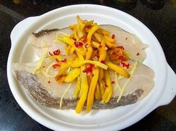 step11: 面放上蒜頭 , 薑絲 , 金針 , 辣椒碎 .