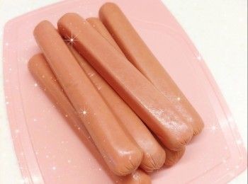 step1: 芝士粉和白芝麻混合，備用 2. 腸仔解凍，備用