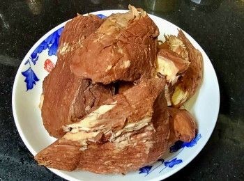 step1: 已煲過湯的瘦肉, <a href="https://bit.ly/3EZL8dD" target="_blank" data-keyword="雞胸" class="guide-link"><strong>雞胸</strong></a> <span style="display:inline-block;vertical-align:middle;margin-top:-3px;color:initial;border-radius:3px;padding:2px 3px;font-size:12px;line-height:14px;background:#87d300;color:#fff;">即買</span> 肉