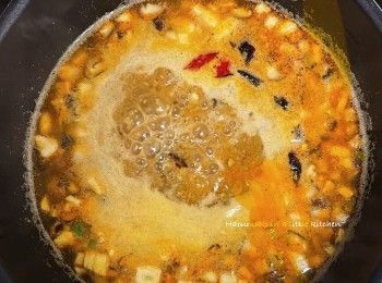 step4: 注入適量滾水，放入菇粉或鹽調味，中火煮至滾起。最後按個人味蕾，終極試味 。